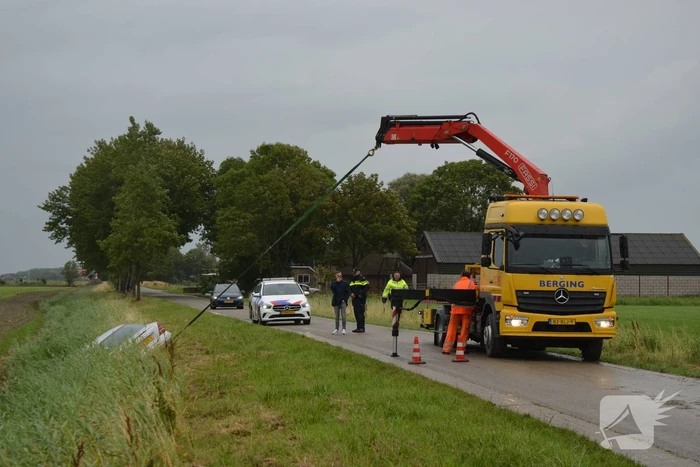 Auto raakt van weg en belandt in sloot