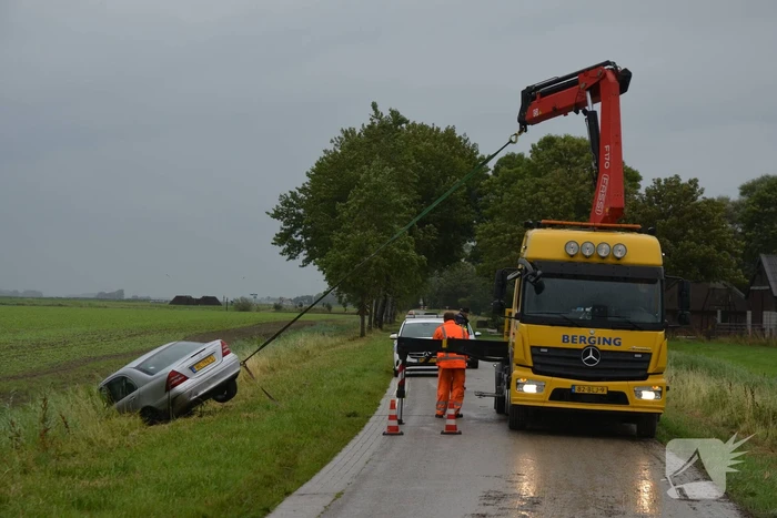 Auto raakt van weg en belandt in sloot