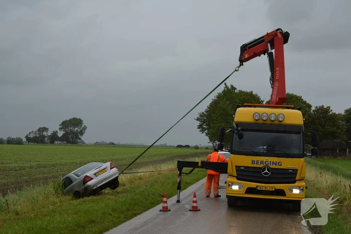 Auto raakt van weg en belandt in sloot