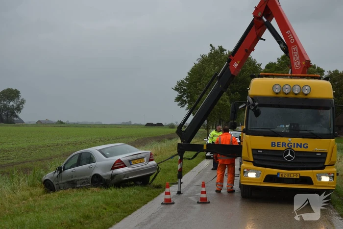 Auto raakt van weg en belandt in sloot