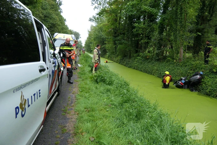 Brandweer zoekt slachtoffers in sloot maar vinden vijf scooters
