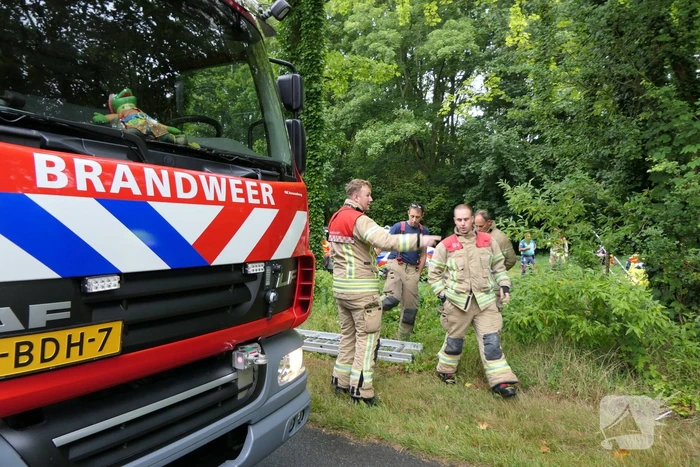 Brandweer zoekt slachtoffers in sloot maar vinden vijf scooters