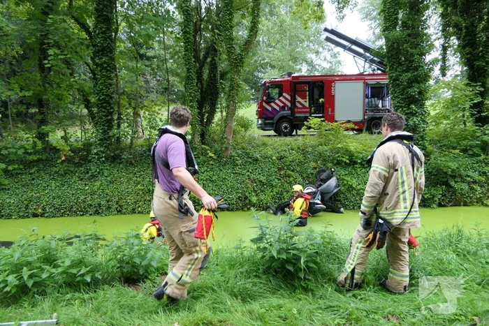 Brandweer zoekt slachtoffers in sloot maar vinden vijf scooters