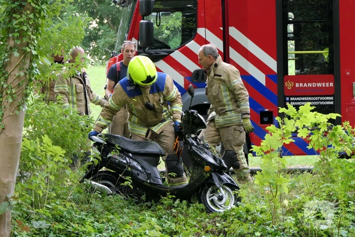 Brandweer zoekt slachtoffers in sloot maar vinden vijf scooters