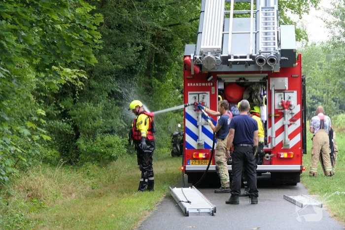 Brandweer zoekt slachtoffers in sloot maar vinden vijf scooters