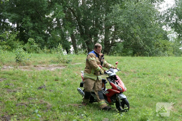 Brandweer zoekt slachtoffers in sloot maar vinden vijf scooters