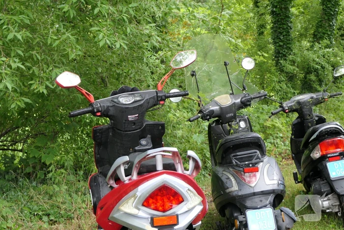 Brandweer zoekt slachtoffers in sloot maar vinden vijf scooters
