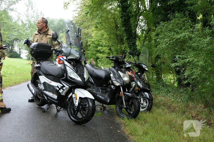 Brandweer zoekt slachtoffers in sloot maar vinden vijf scooters
