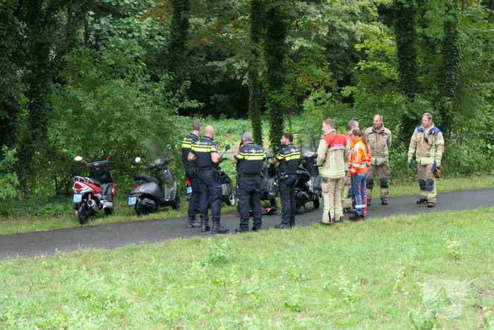 Brandweer zoekt slachtoffers in sloot maar vinden vijf scooters