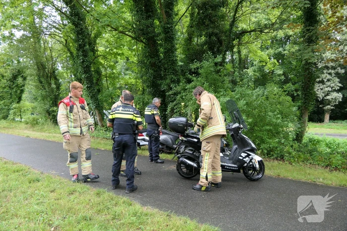 Brandweer zoekt slachtoffers in sloot maar vinden vijf scooters