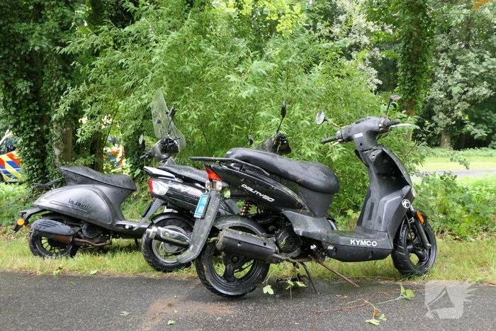 Brandweer zoekt slachtoffers in sloot maar vinden vijf scooters