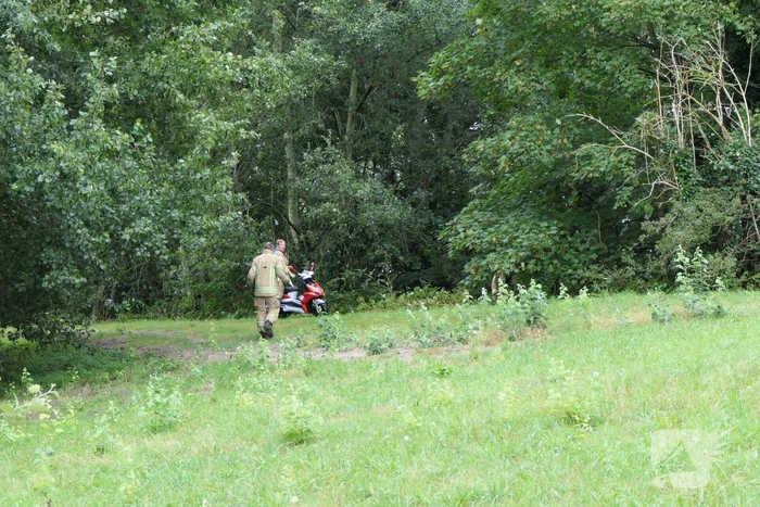Brandweer zoekt slachtoffers in sloot maar vinden vijf scooters