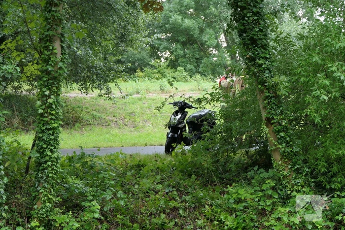 Brandweer zoekt slachtoffers in sloot maar vinden vijf scooters