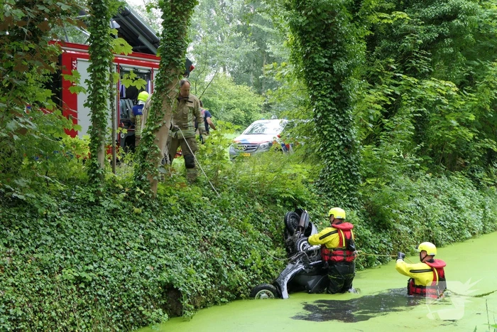 Brandweer zoekt slachtoffers in sloot maar vinden vijf scooters