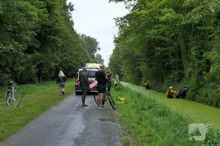 Brandweer zoekt slachtoffers in sloot maar vinden vijf scooters