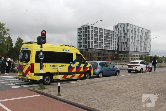 Personenauto en fietser in botsing op kruising