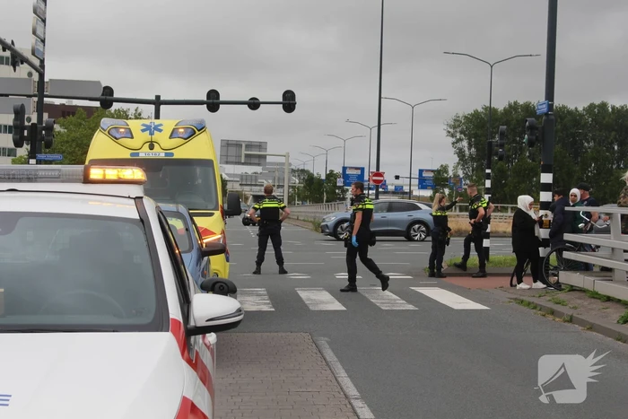 Personenauto en fietser in botsing op kruising