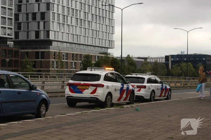 Personenauto en fietser in botsing op kruising