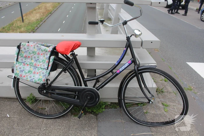Personenauto en fietser in botsing op kruising