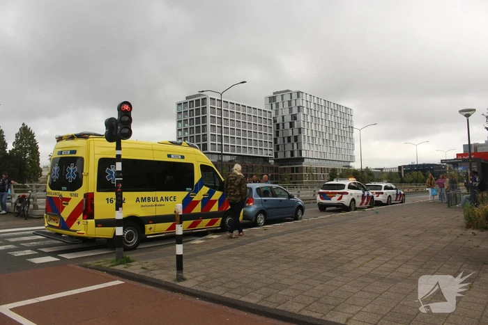 Personenauto en fietser in botsing op kruising