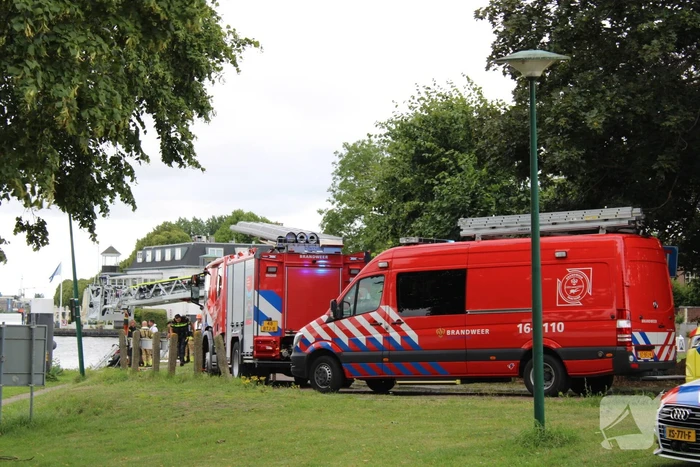Grote zoekactie nadat auto rivier in rolt