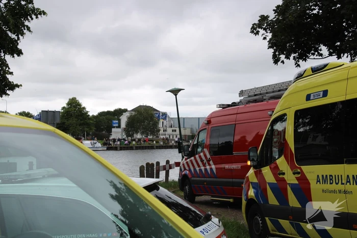 Grote zoekactie nadat auto rivier in rolt