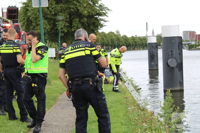 Grote zoekactie nadat auto rivier in rolt