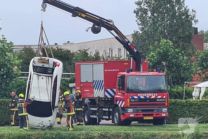 Grote zoekactie nadat auto rivier in rolt