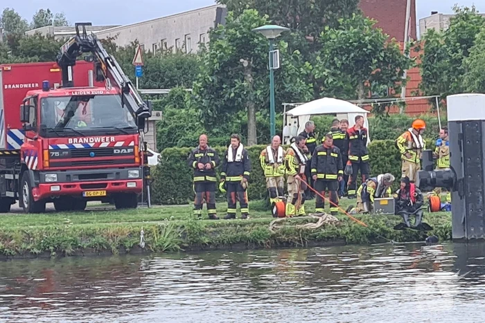 Grote zoekactie nadat auto rivier in rolt
