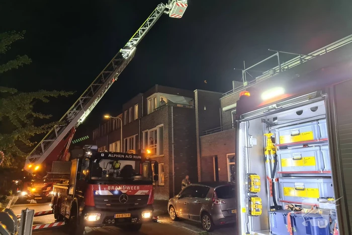 Bewoner op tijd uit woning bij brand, woningen ontruimd