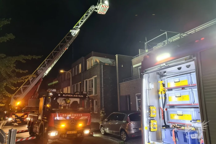 Bewoner op tijd uit woning bij brand, woningen ontruimd