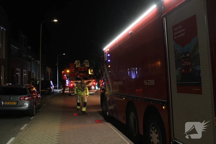 Bewoner op tijd uit woning bij brand, woningen ontruimd