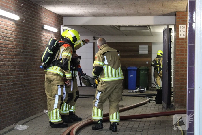 Bewoner op tijd uit woning bij brand, woningen ontruimd