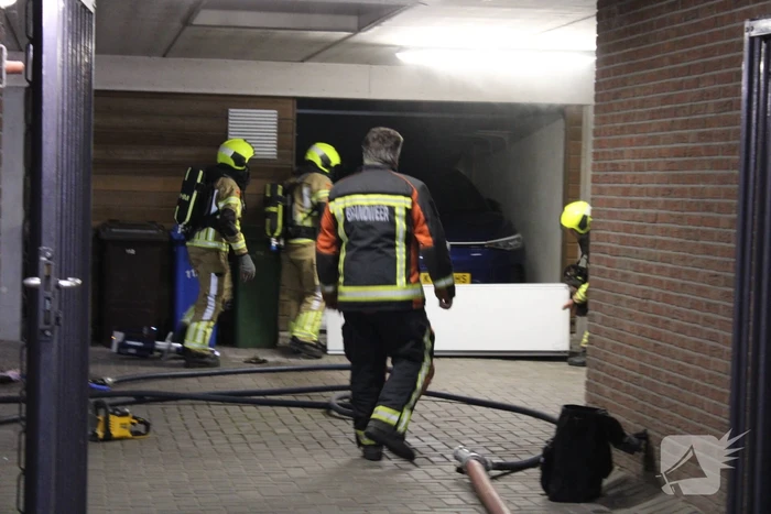 Bewoner op tijd uit woning bij brand, woningen ontruimd