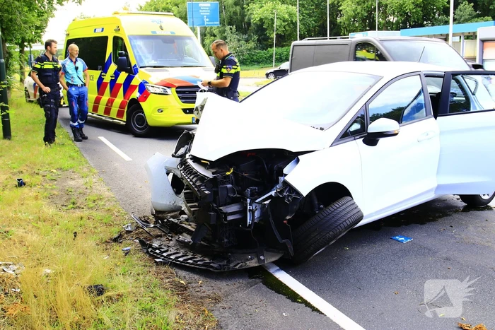 Automobilist raakt van de weg en komt tegen boom tot stilstand