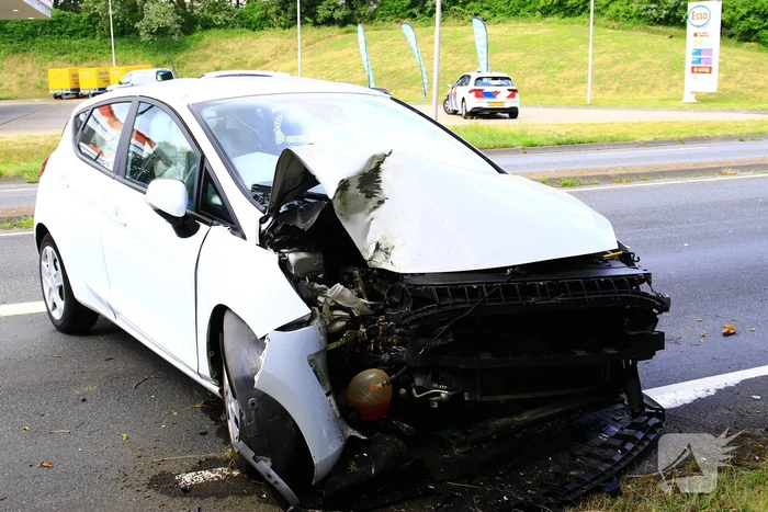 Automobilist raakt van de weg en komt tegen boom tot stilstand