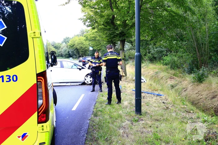Automobilist raakt van de weg en komt tegen boom tot stilstand
