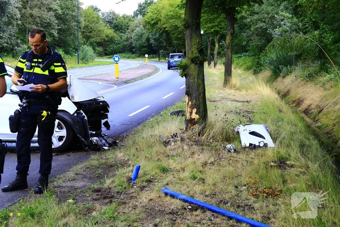 Automobilist raakt van de weg en komt tegen boom tot stilstand