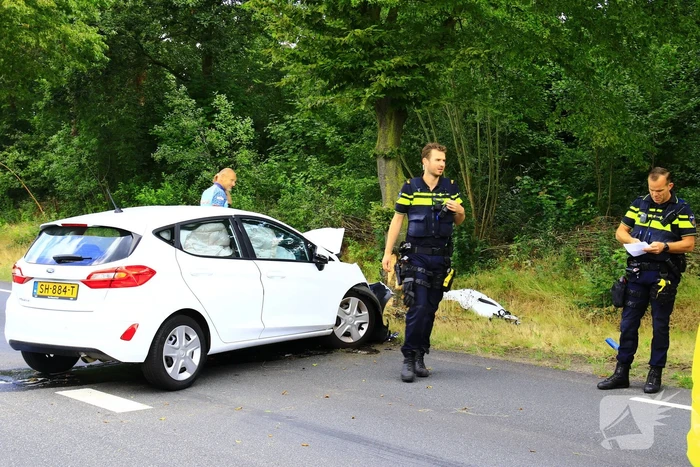 Automobilist raakt van de weg en komt tegen boom tot stilstand