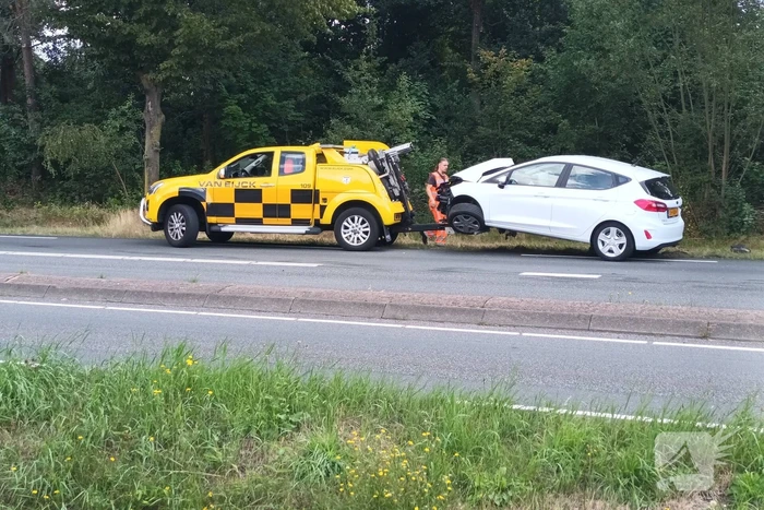 Automobilist raakt van de weg en komt tegen boom tot stilstand