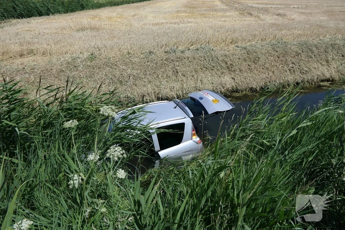 Brommobiel raakt van de weg belandt in sloot