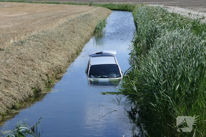 Brommobiel raakt van de weg belandt in sloot