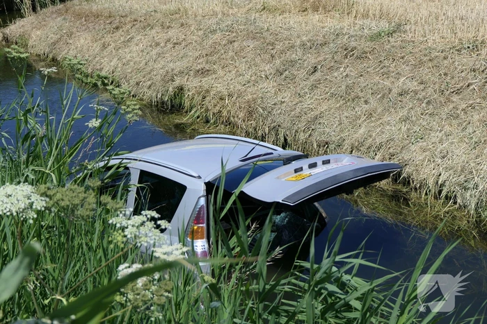 Brommobiel raakt van de weg belandt in sloot