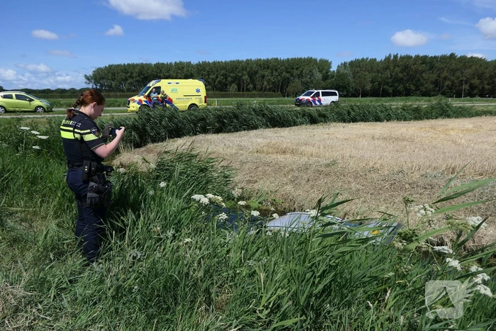 Brommobiel raakt van de weg belandt in sloot
