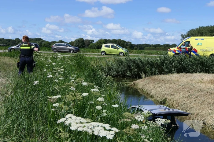 Brommobiel raakt van de weg belandt in sloot