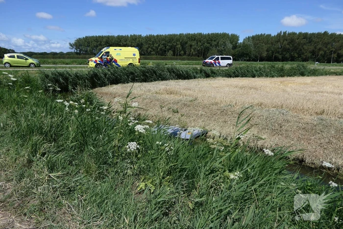 Brommobiel raakt van de weg belandt in sloot