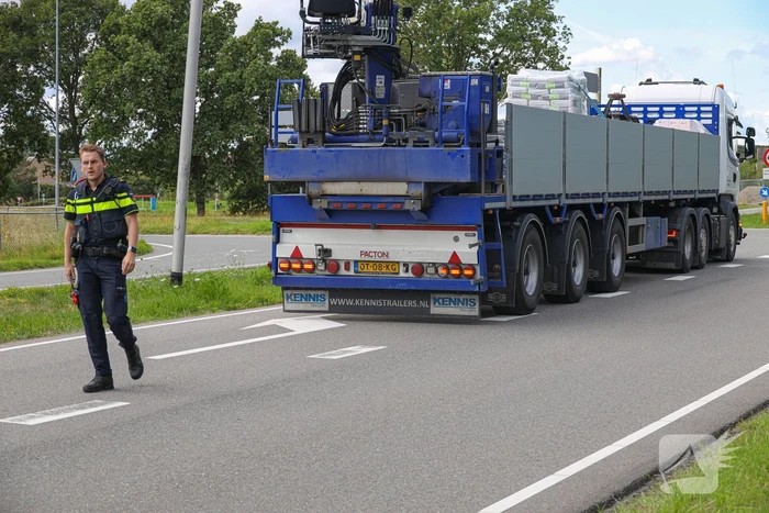 Automobilist botst achterop trailer van vrachtwagen