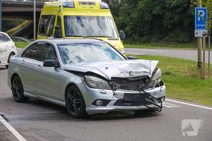 Automobilist botst achterop trailer van vrachtwagen