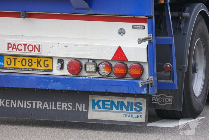 Automobilist botst achterop trailer van vrachtwagen