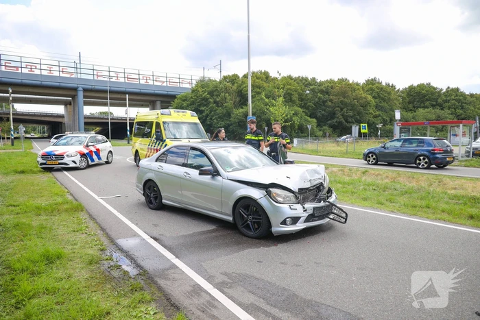 Automobilist botst achterop trailer van vrachtwagen